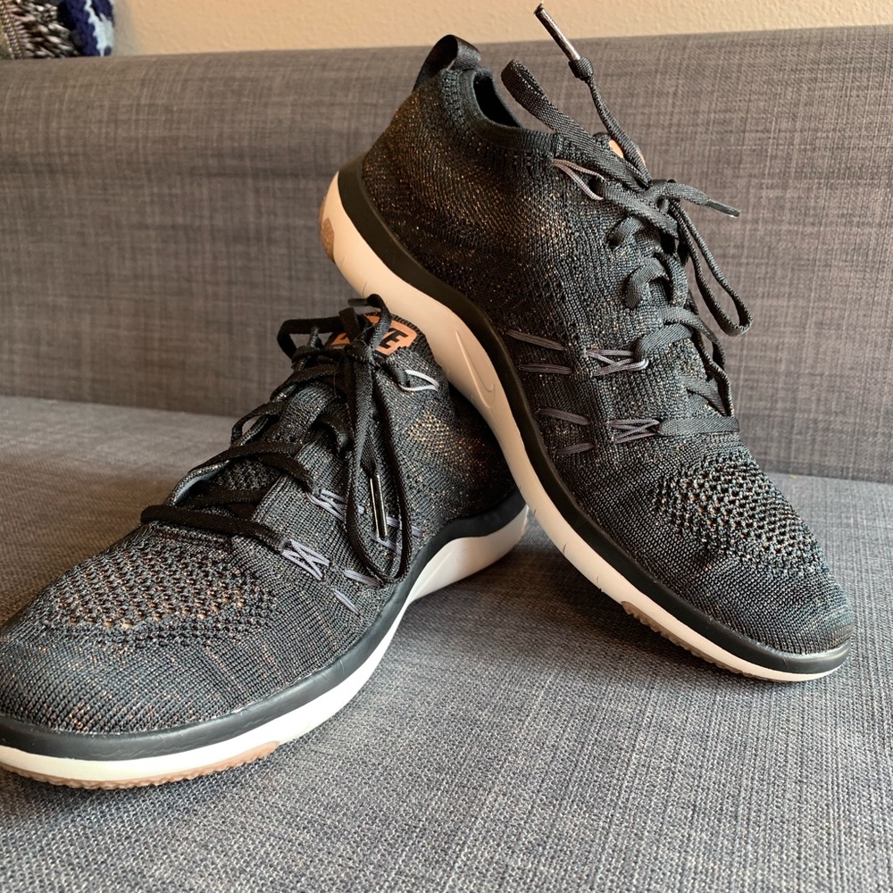 Women’s black and rose gold Nike Free - sz 7.5